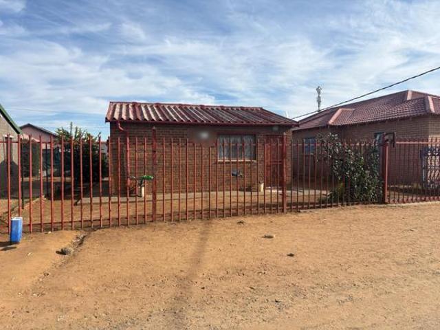 2 Bedroom House in Blomanda