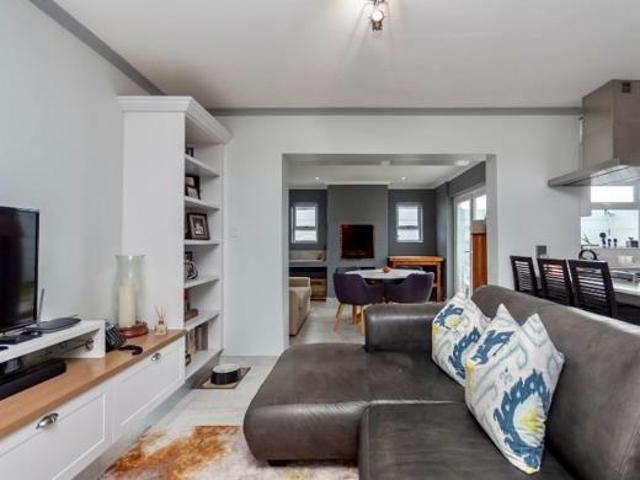 2 Bedroom House in Bloubergstrand