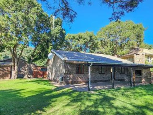 2 Bedroom House in Brenton On Lake
