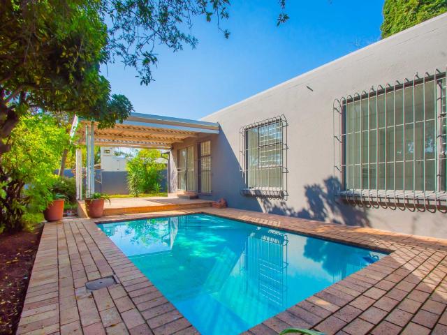 2 Bedroom House in Bromhof