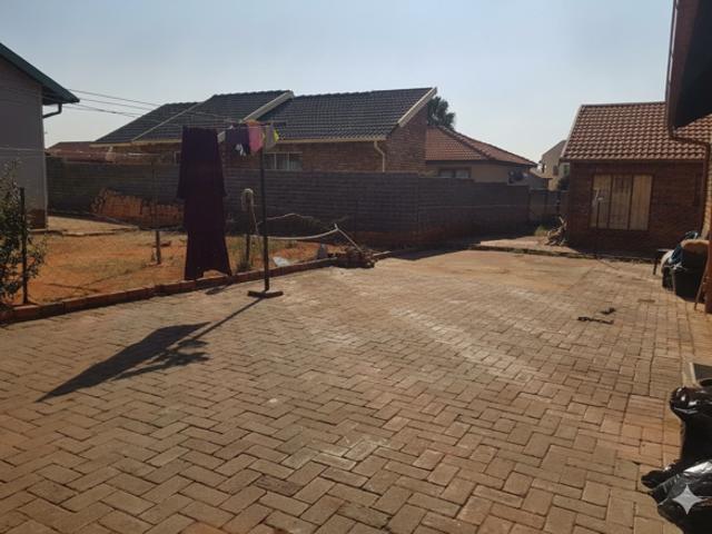 2 Bedroom House in Geelhoutpark