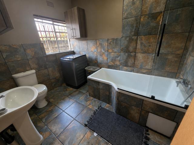 2 Bedroom House in Geelhoutpark