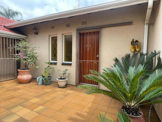 2 Bedroom House in Glen Marais