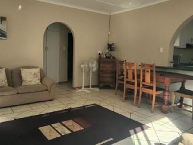 2 Bedroom House in Graaff Reinet