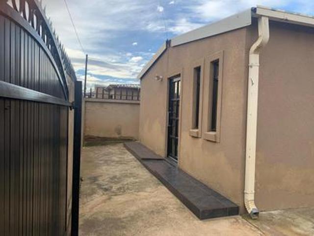 2 bedroom house in doornkop with 2 o.