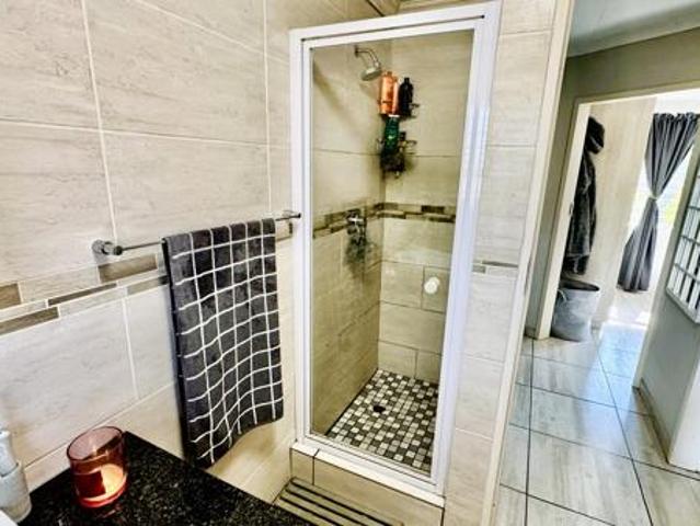 2 Bedroom House in Die Hoewes