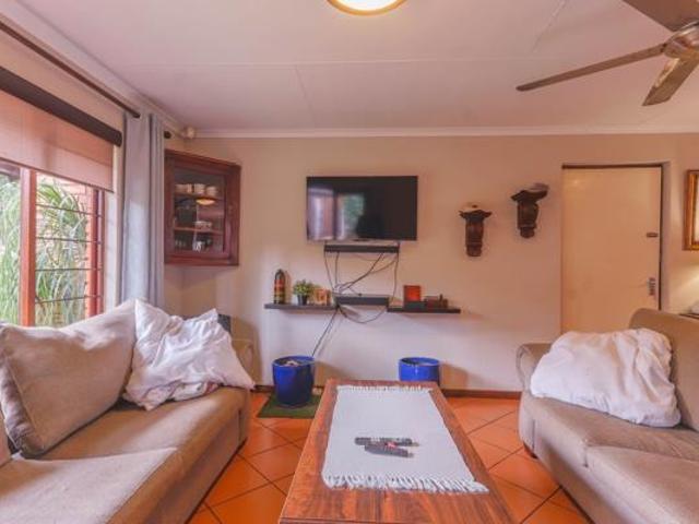 2 Bedroom House in Die Hoewes