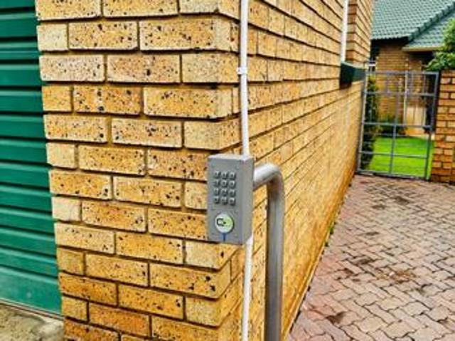 2 Bedroom House in Die Hoewes
