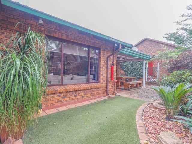 2 Bedroom House in Die Hoewes