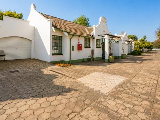 2 Bedroom House in Die Hoewes