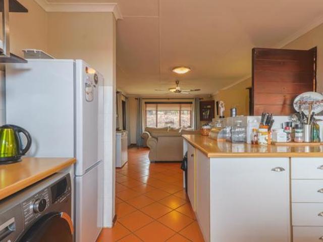 2 Bedroom House in Die Hoewes