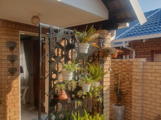 2 Bedroom House in Eldoraigne