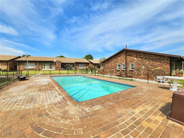 2 Bedroom House in Florida Glen