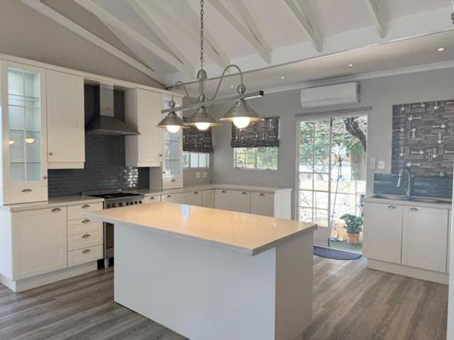 2 Bedroom House in Kew