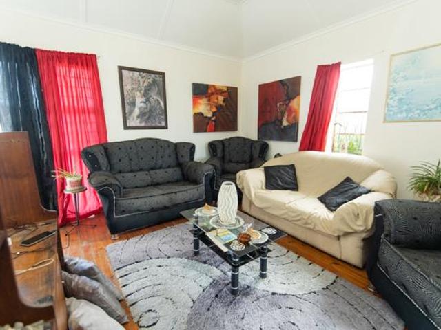 2 Bedroom House in Kensington