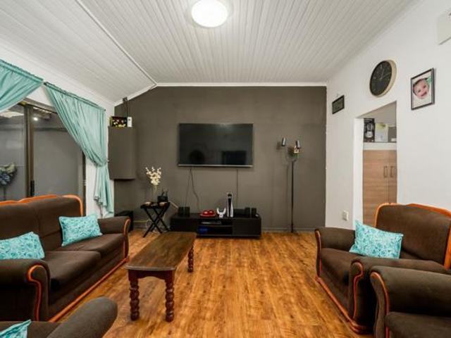 2 Bedroom House in Kensington
