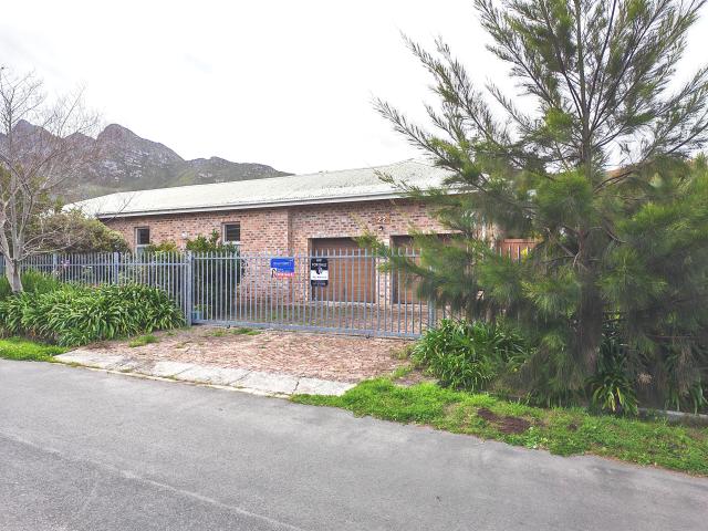 2 Bedroom House in Kleinmond Central
