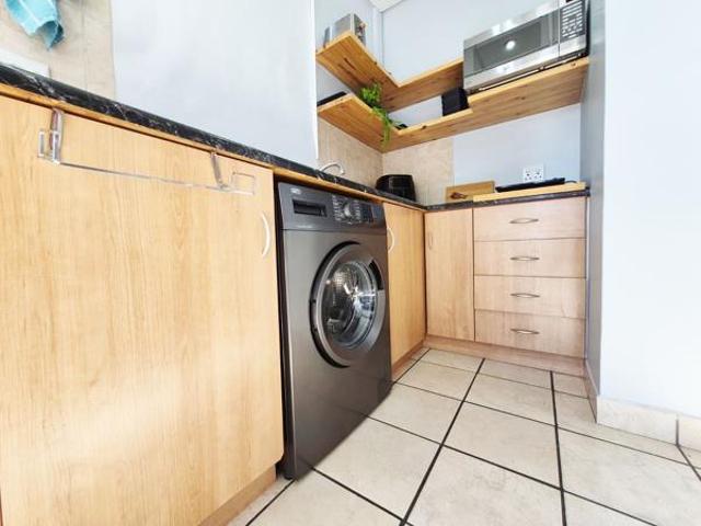 2 Bedroom House in Hoog En Droog