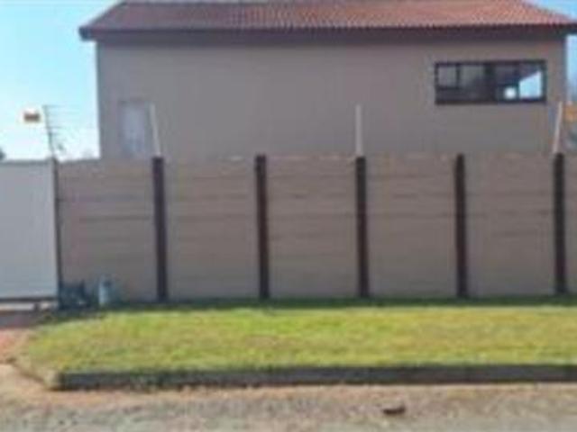 2 Bedroom House in Helderkruin