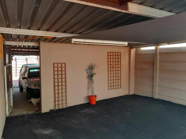 2 Bedroom House in Helderkruin