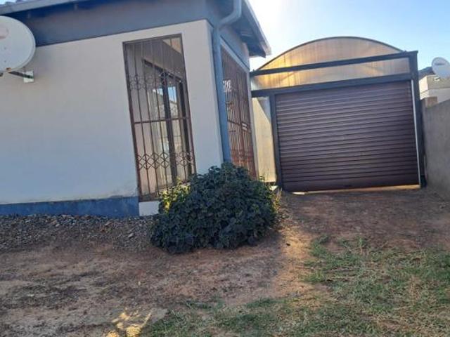 2 Bedroom House in Hlalamnandi