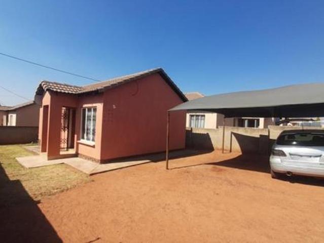 2 Bedroom House in Hlalamnandi