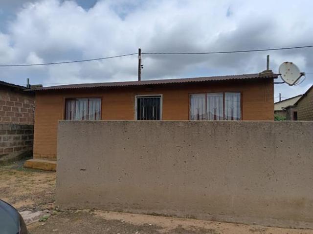2 Bedroom House in Hlalanikahle