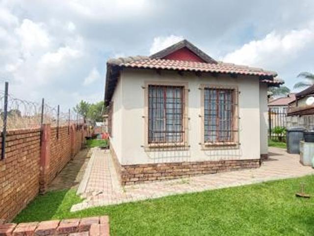 2 Bedroom House in Olievenhoutbosch