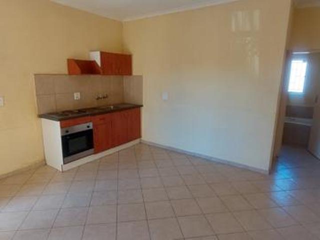 2 Bedroom House in Olievenhoutbosch