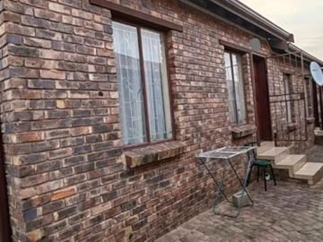 2 Bedroom House in Olievenhoutbosch