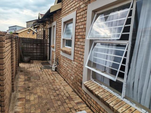 2 Bedroom House in Olievenhoutbosch