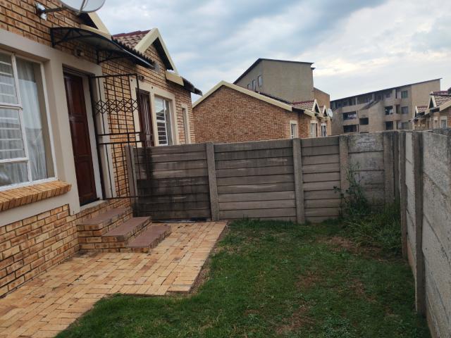 2 Bedroom House in Olievenhoutbosch