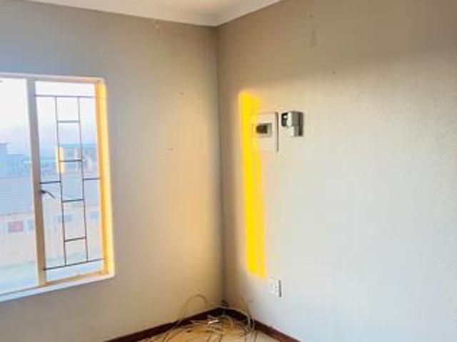 2 Bedroom House in Olievenhoutbosch