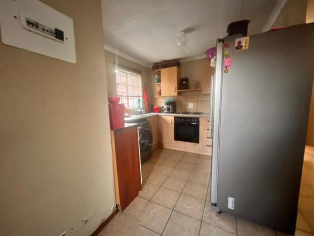 2 Bedroom House in Olievenhoutbosch