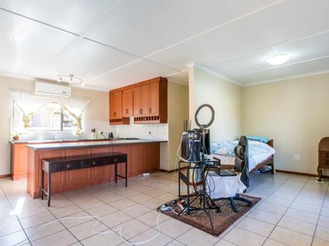 2 Bedroom House in Oudtshoorn North