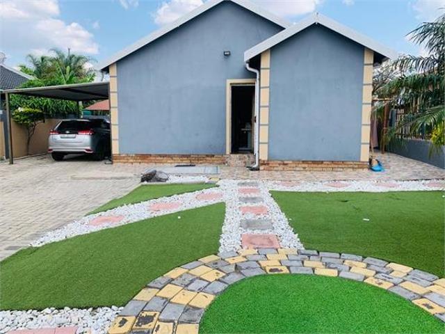 2 Bedroom House in Lesedi Park
