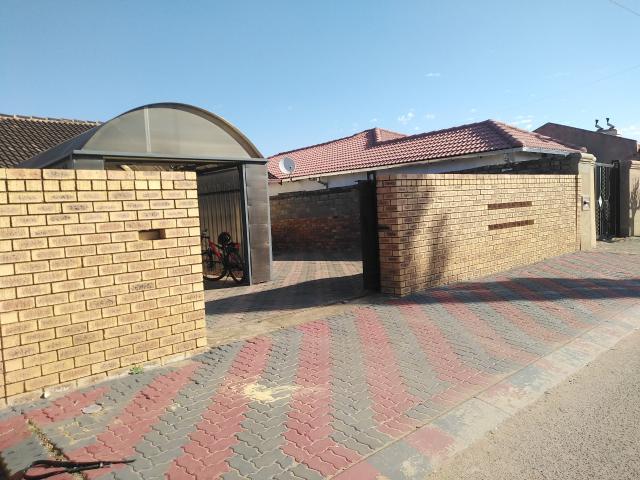 2 Bedroom House in Mmesi Park