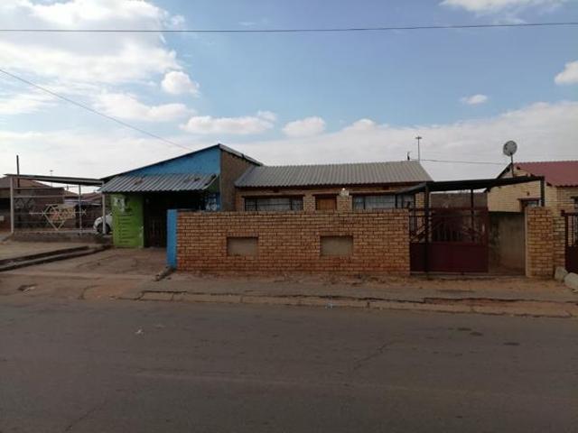 2 Bedroom House in Mohlakeng