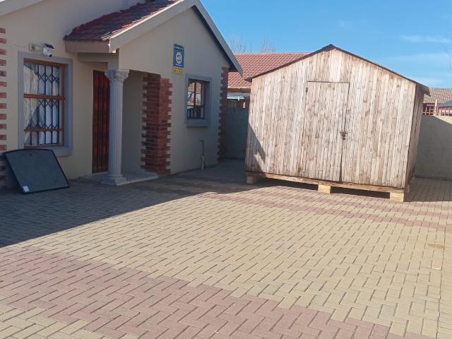 2 Bedroom House in Mandela View