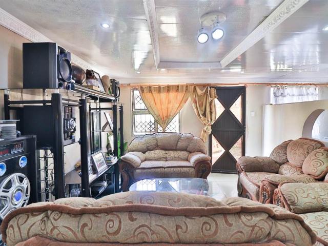 2 Bedroom House in Mpophomeni