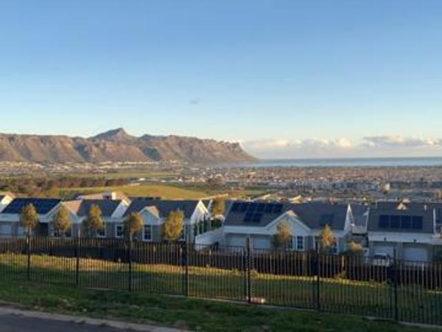 2 Bedroom House in Somerset West Central