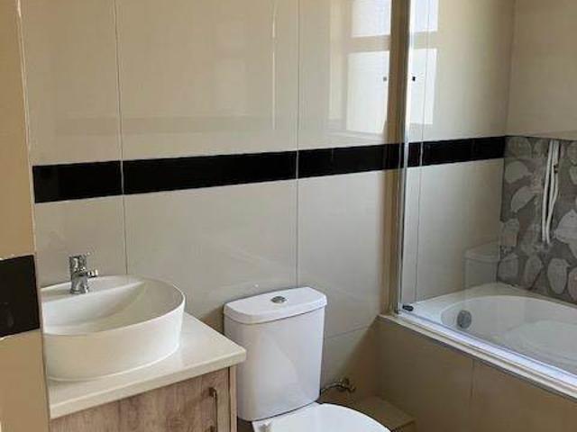 2 Bedroom House in Stratford Green