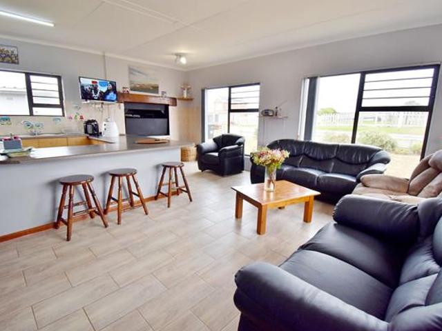 2 Bedroom House in Struisbaai