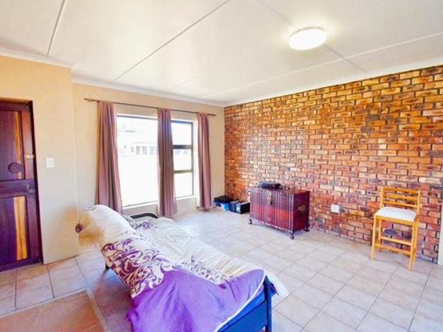2 Bedroom House in Struisbaai