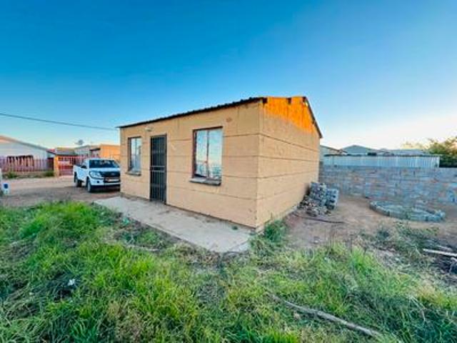 2 bedroom house in palm ridge
