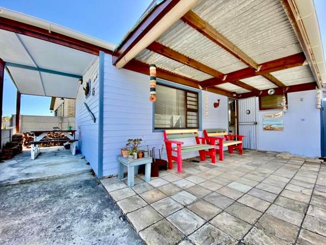 2 Bedroom House in Pearly Beach