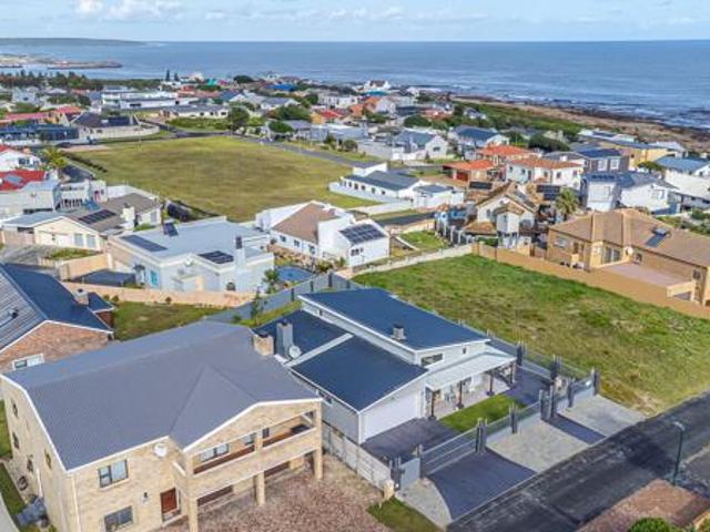 2 Bedroom House in Perlemoenbaai