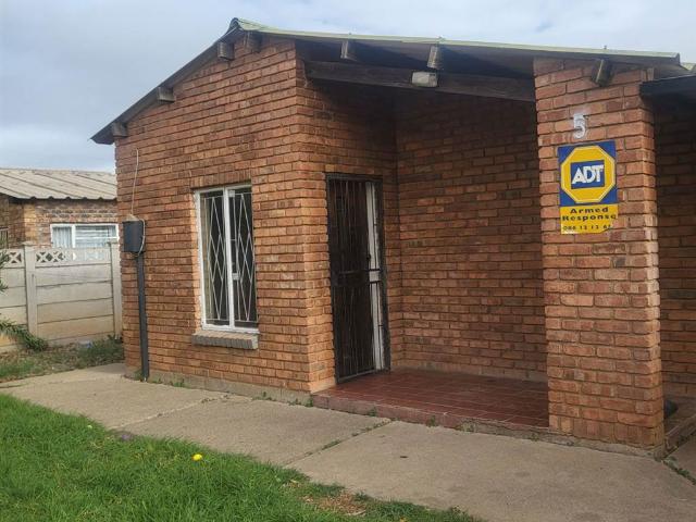 2 Bedroom House in Roodepan