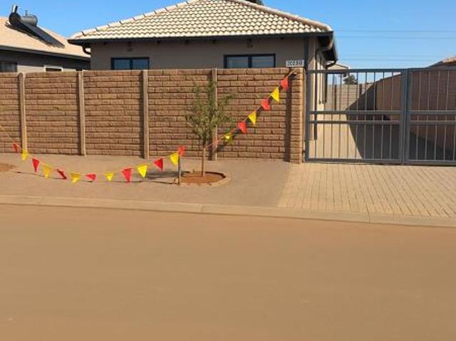 2 Bedroom House in Roodepoort Central