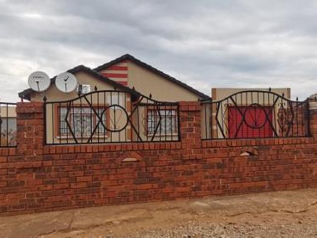 2 Bedroom House in Randfontein Central